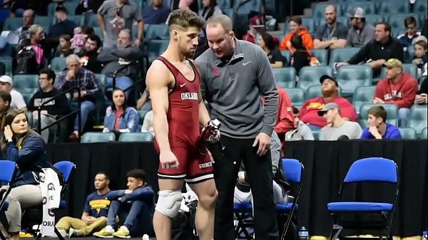 Mala de lutador, chama aten&ccedil;&atilde;o pelo tamanho