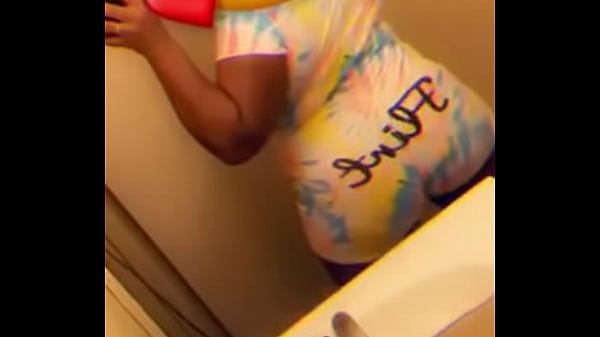 Ebony twerk a little