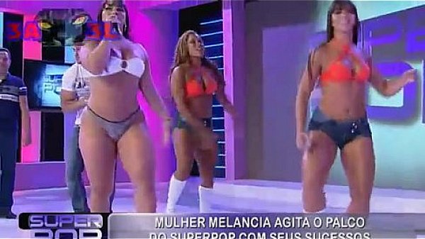 Mulher Melancia dan&ccedil;ando de biquini