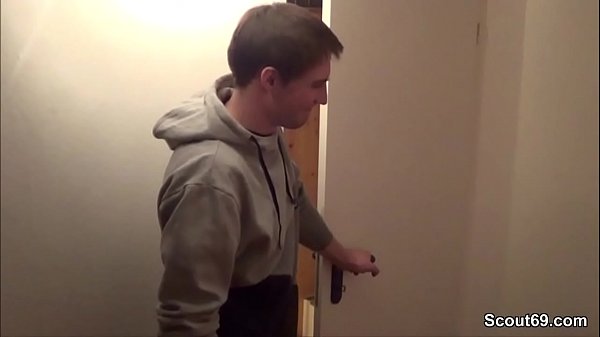 Sohn erwischt Stiet-Mutter mit Tante und bekommt einen Fick