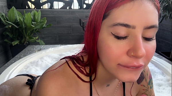 Mi novio me folla en el jacuzzi de un hotel