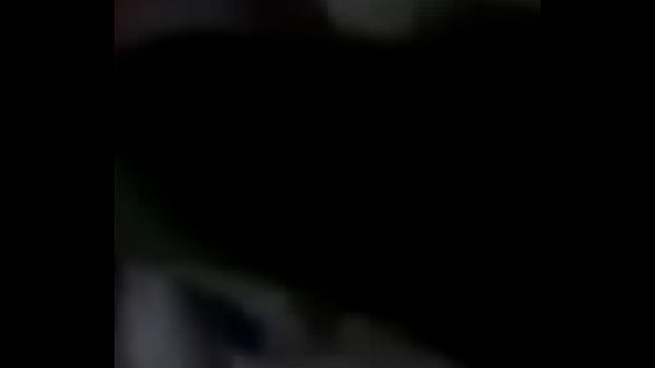 Putita masturb&aacute;ndose con pepino