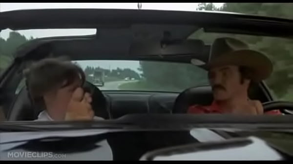 Sally Field enlouquece Burt Reinold com exibindo suas pernas  