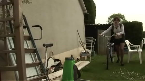 Elle s&egrave;che les cours pour baiser avec les 2 ouvriers qui travaillent chez elle!