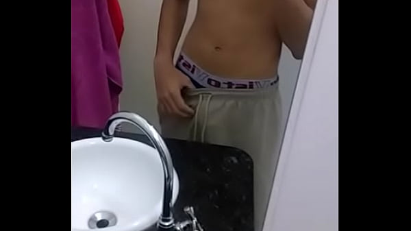 Punheta na bermuda tactel, novinho gostoso no espelho bem gostoso e com pau dur&atilde;o