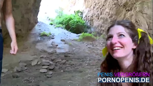 Hei&szlig;e freche und lustige Hottie Schlampe bekommt einen warmen dampfigen Fick im Freien