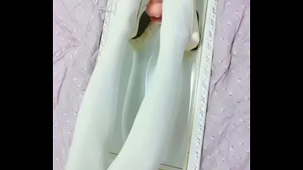 伪娘穿着白丝平底鞋足交2