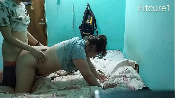 Tenemos sexo con chica de remera gris en la habitaci&oacute;n  