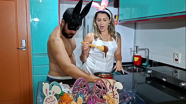 RECEITINHA DE P&Aacute;SCOA COM A COELHINHA MAMA LEVANDO MUITA CENOURA 