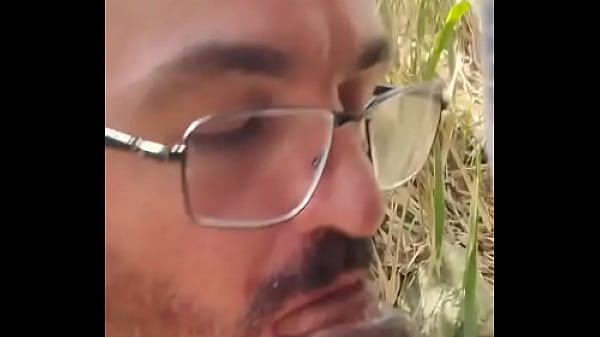 Dando aquela mamada gostosa no parque. 