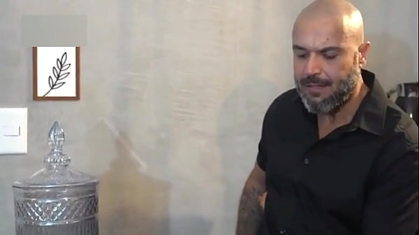 Patr&atilde;o pegou eu fudendo o filho dele e acabou me comendo.