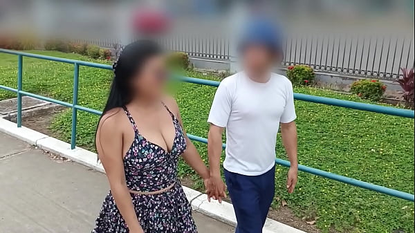 ella era una zorra!! hermosa dama estaba esperando a su novio en el centro comercial pero no llego, luego un desconocido la invito a su casa y terminaron follando de perrito de forma agitada y apasionada  
