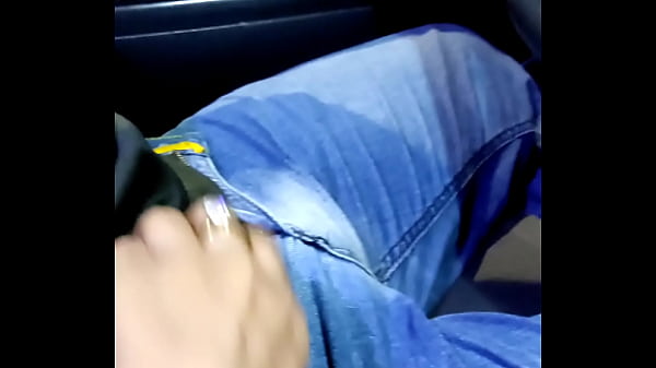 Chica sexy chupa la polla del taxista  