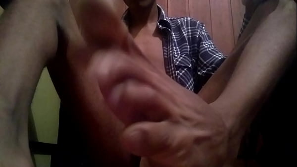 Punheta mostrando os p&eacute;s