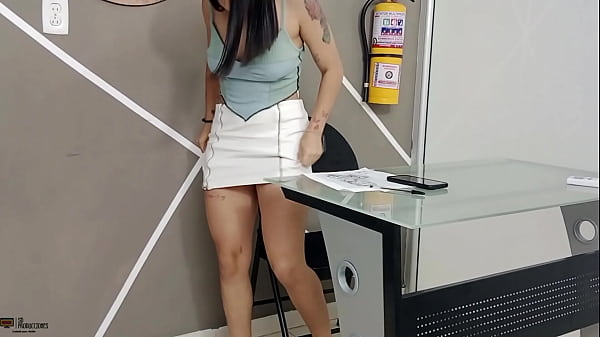 Le pago al domiciliario con una buena follada, Me folla tan duro que hago un squirt 