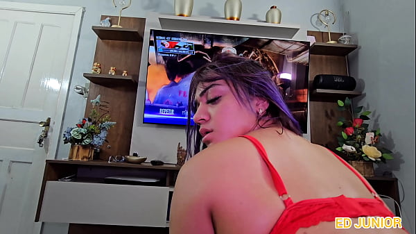 GAROTA GOSTOSA PARA DE JOGAR VIDEO GAME PARA SENTAR NA PIROCA SEM CAMISINHA(COMPLETO NO RED E NO SHEER)