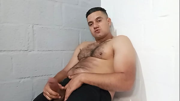 YURI GA&Uacute;CHO - URSO BRASILEIRO MEGA-DOTADO MACETANDO A PICA E GOZANDO FORTE - URSO PELUDO MASTURBANDO A PICA GROSSA 