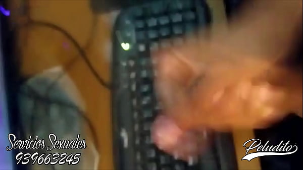 Demostrando un poco de leche para las mujeres