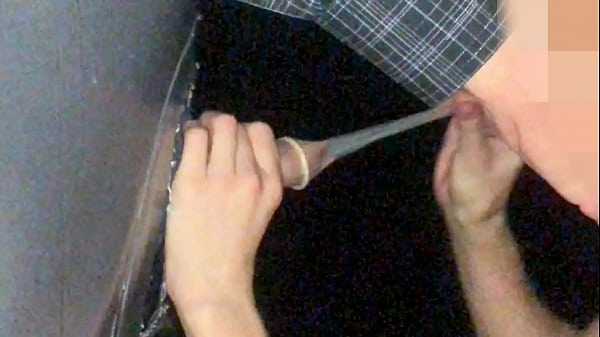 Esposa conhecendo como funciona o glory hole, chupou 2 rolas, levou gozada nos peitos (RED) 