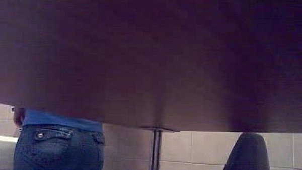 Espiando en el ba&ntilde;o 4