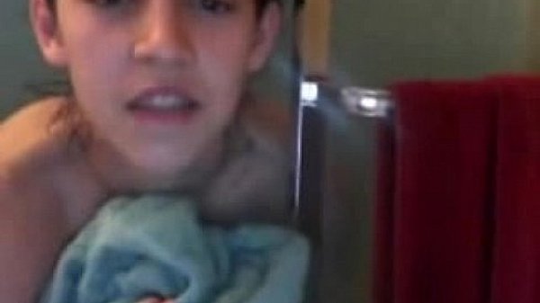 Cute camgirl masturbating in the shower