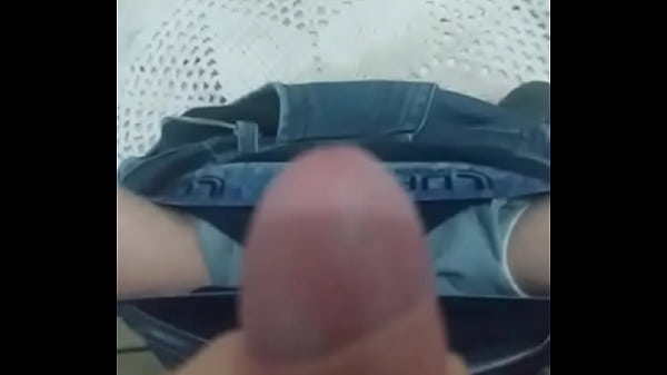 Casado no banheiro batendo uma 