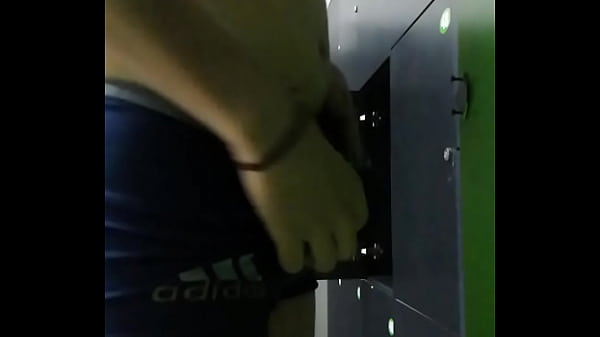 Chavo la tiene parada en los vestidores del gimnasio y se masturba mientras se viste