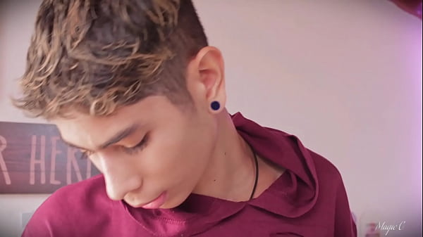 Pajeando mi vergota latina hasta tirar mi leche espesa encima de ti - Magic C 