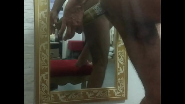 Casado aliviando o tes&atilde;o no cu com tubo de condicionador enquanto a esposa n&atilde;o estava