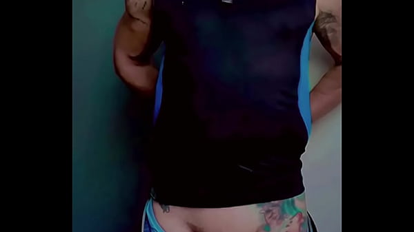 Chacal varonil muestra su pene enjaulado y toma sus propios meados  