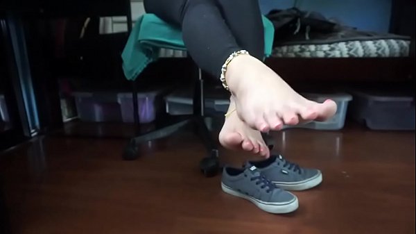 Princess Kaii | jugando con sus tenis  