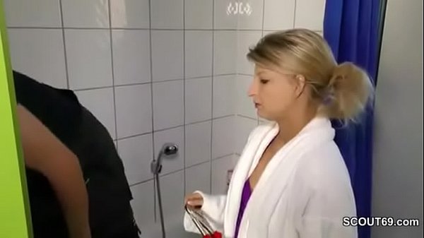 step Daughter Seduce to Fuck by Repairman When Mom is away