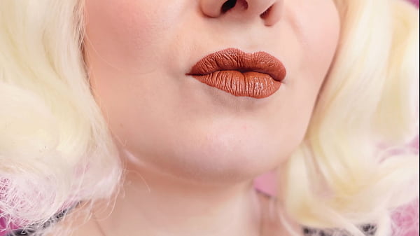 ASMR video: lipstick, mesh gloves and lollipop