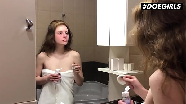 Slim Babe Sienna Kim Homemade Fingering In The Shower - DOEGIRLS