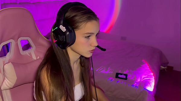 Me follo a mi JOVEN HIJASTRA GAMER