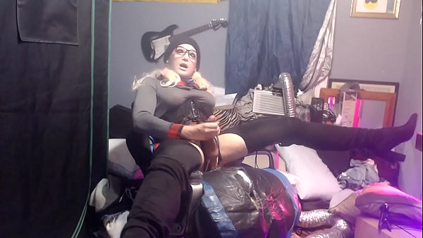 hot blonde Cd spreads legs wide and blows load 