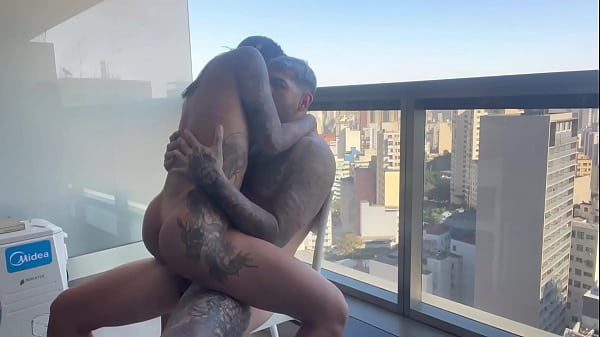 A cunhadinha me surpreendeu com uma visita de calcinha na sacada do hotel