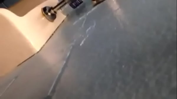 Meando con la pija dura