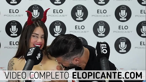 JOVENCITA MUESTRA SUS GRANDES PEZONES CON ELO PICANTE  