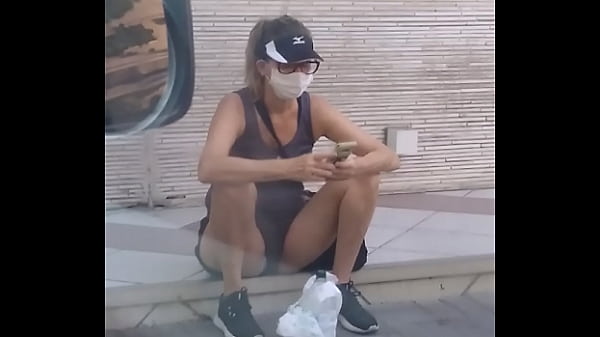 Mulher mostrando pernas abertas