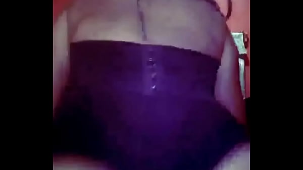 moviendo el culo como putita  