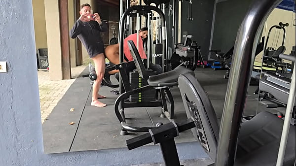 Fodi a morena gostosa Kel Macettare na academia do condom&iacute;nio.