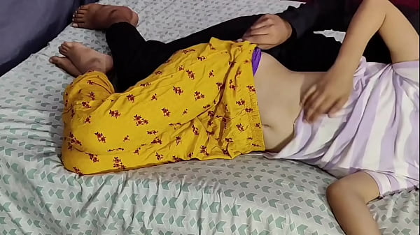 Makan malik ki beti ko choda ghar me akeli pakar