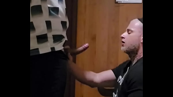 Mlk dotado me fudeu no banheiro do shopping! Me deu leite na boquinha! 