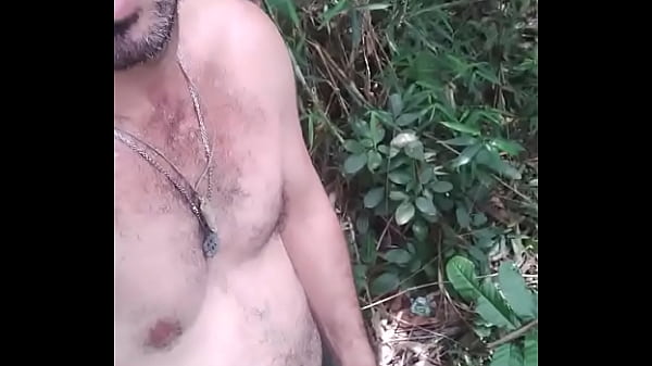 Esperando algu&eacute;m na mata. 