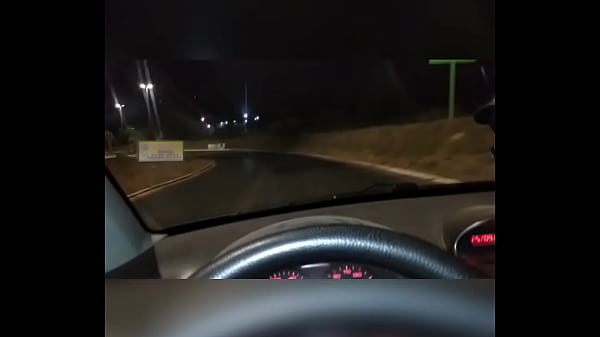 Chupando o pau no carro e se mostrando.