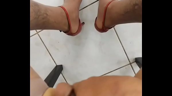 Medias tacones y una linda travesti