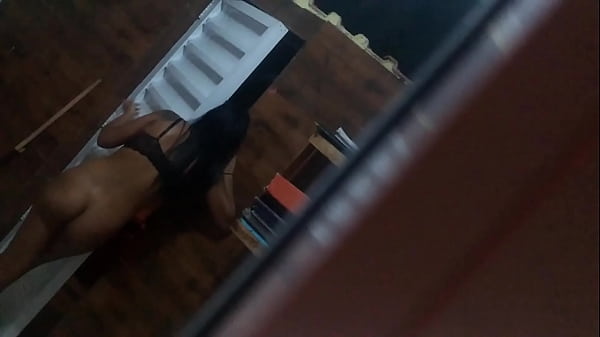 Gostosa sem roupa no portao