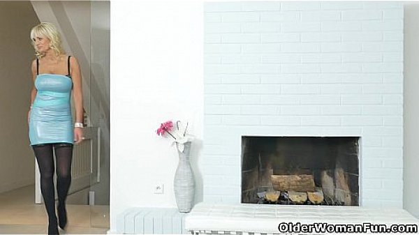 European milf Roxana tastes her own pussy