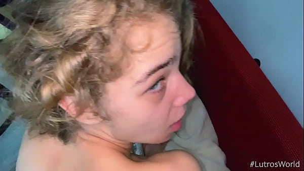 Joven se mete los dedos por el culo mientras es follada a cuatro patas 